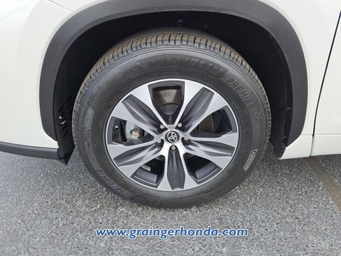 Used 2020 Toyota Highlander XLE FWD image 9