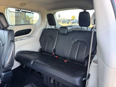 Used 2017 Chrysler Pacifica Touring-L FWD image 20