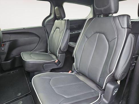 New 2026 Chrysler Pacifica Limited image 13