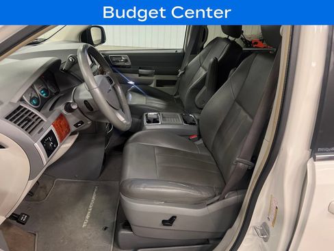 Used 2008 Chrysler Town & Country Touring FWD image 12