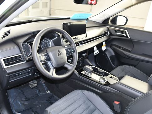 New 2026 Mitsubishi Outlander AWD image 2