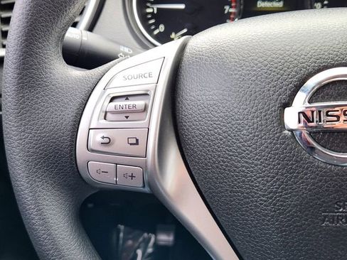 Used 2015 Nissan Rogue SV image 18