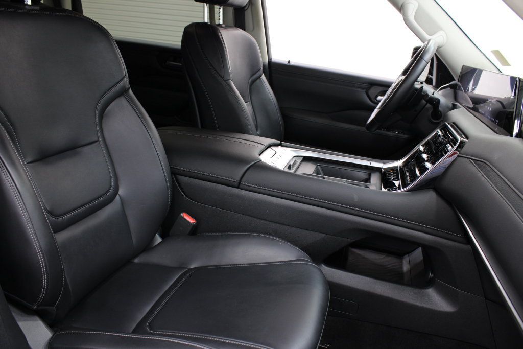 Used 2025 Nissan Armada SV RWD image 22