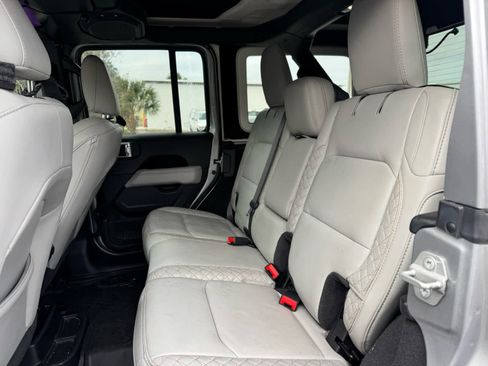 Used 2021 Jeep Wrangler Unlimited Sahara image 6