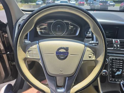 Used 2016 Volvo XC60 T5 Platinum w/ Climate Package AWD/4WD image 3