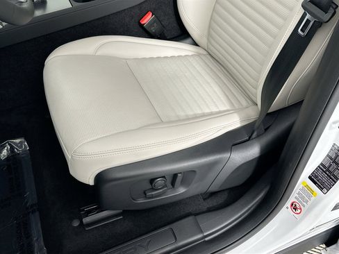 Used 2025 Land Rover Discovery Sport S image 17
