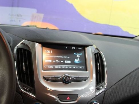 Used 2018 Chevrolet Cruze LT w/ LT Convenience Package FWD image 19