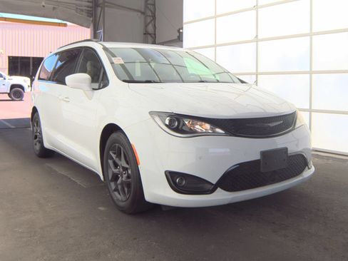 Used 2020 Chrysler Pacifica Touring-L Plus FWD image 2