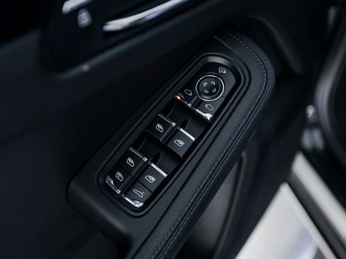 Certified 2025 Porsche Macan AWD/4WD image 22