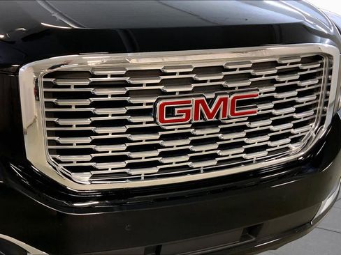 Used 2020 GMC Yukon XL Denali w/ Denali Premium Package AWD/4WD image 32