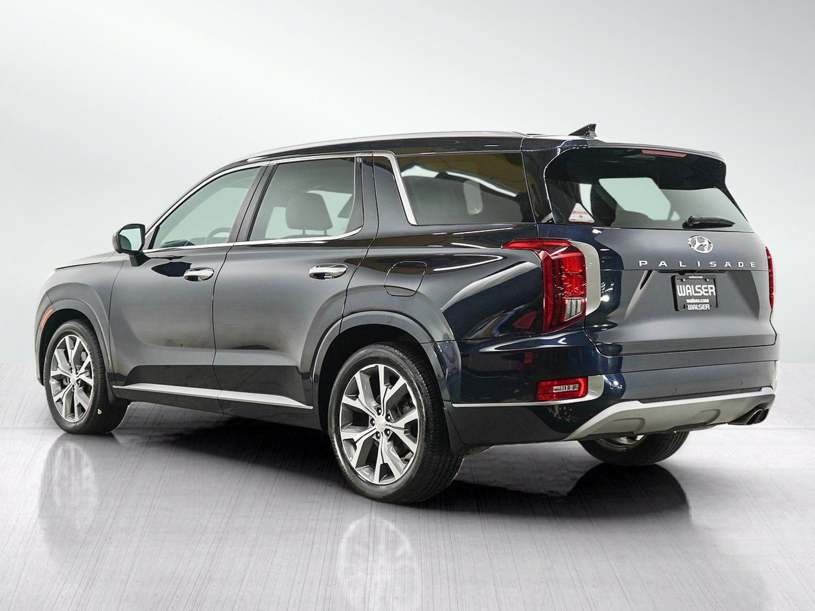 Used 2022 Hyundai Palisade Limited w/ Winter Package AWD/4WD image 3