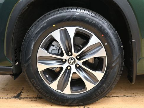 Used 2023 Toyota Highlander XLE image 14