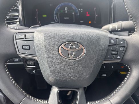 Used 2025 Toyota Camry SE image 25