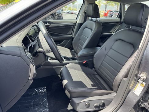 Certified 2023 Volkswagen Jetta SE w/ Panoramic Sunroof Package FWD image 16