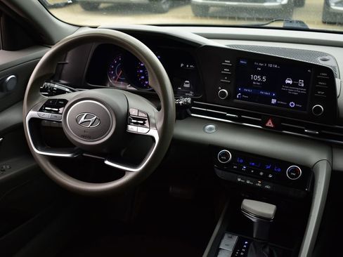 Used 2022 Hyundai Elantra SEL FWD image 20