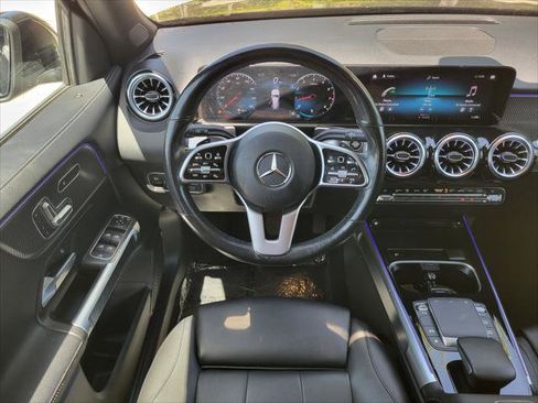 Used 2022 Mercedes-Benz GLB 250 4MATIC w/ Premium Package Lite image 16