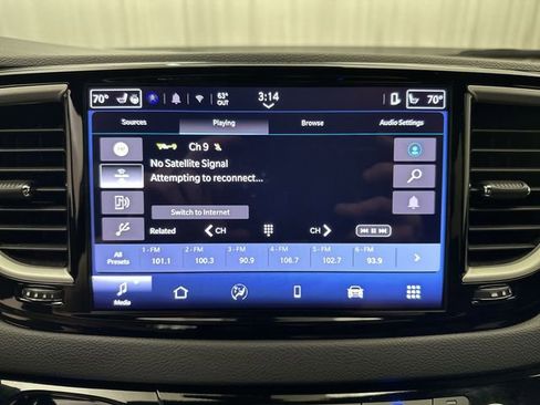 Used 2025 Chrysler Pacifica Select FWD image 16