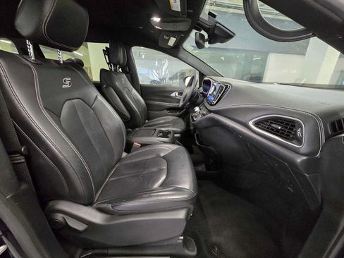 Used 2022 Chrysler Pacifica Touring-L w/ S Appearance Package FWD image 11