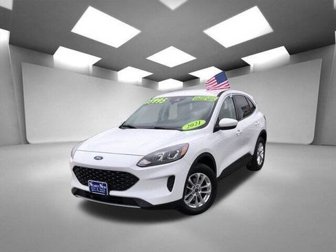 Used 2021 Ford Escape SE image 2
