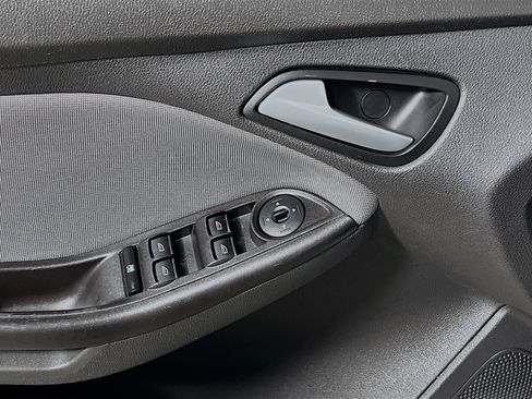 Used 2013 Ford Focus SE w/ SE Winter Pkg image 16