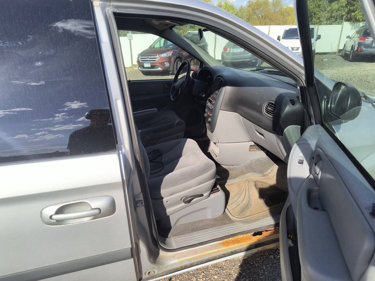 Used 2005 Dodge Caravan SXT FWD image 28