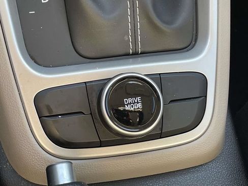 Certified 2025 Hyundai Venue SEL FWD image 32