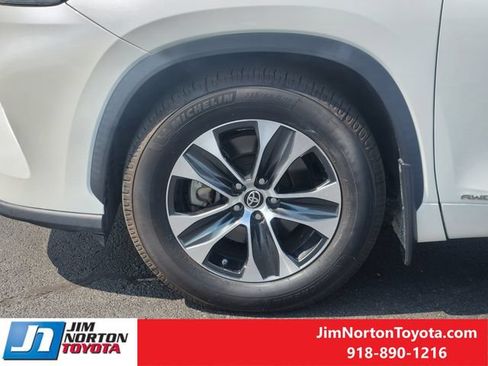 Used 2020 Toyota Highlander XLE AWD/4WD image 12