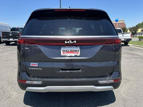 Used 2024 Kia Carnival EX FWD image 3