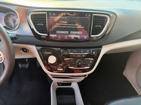 Used 2023 Chrysler Pacifica Touring-L image 38
