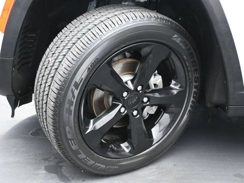 Used 2023 Jeep Grand Cherokee Altitude RWD image 22