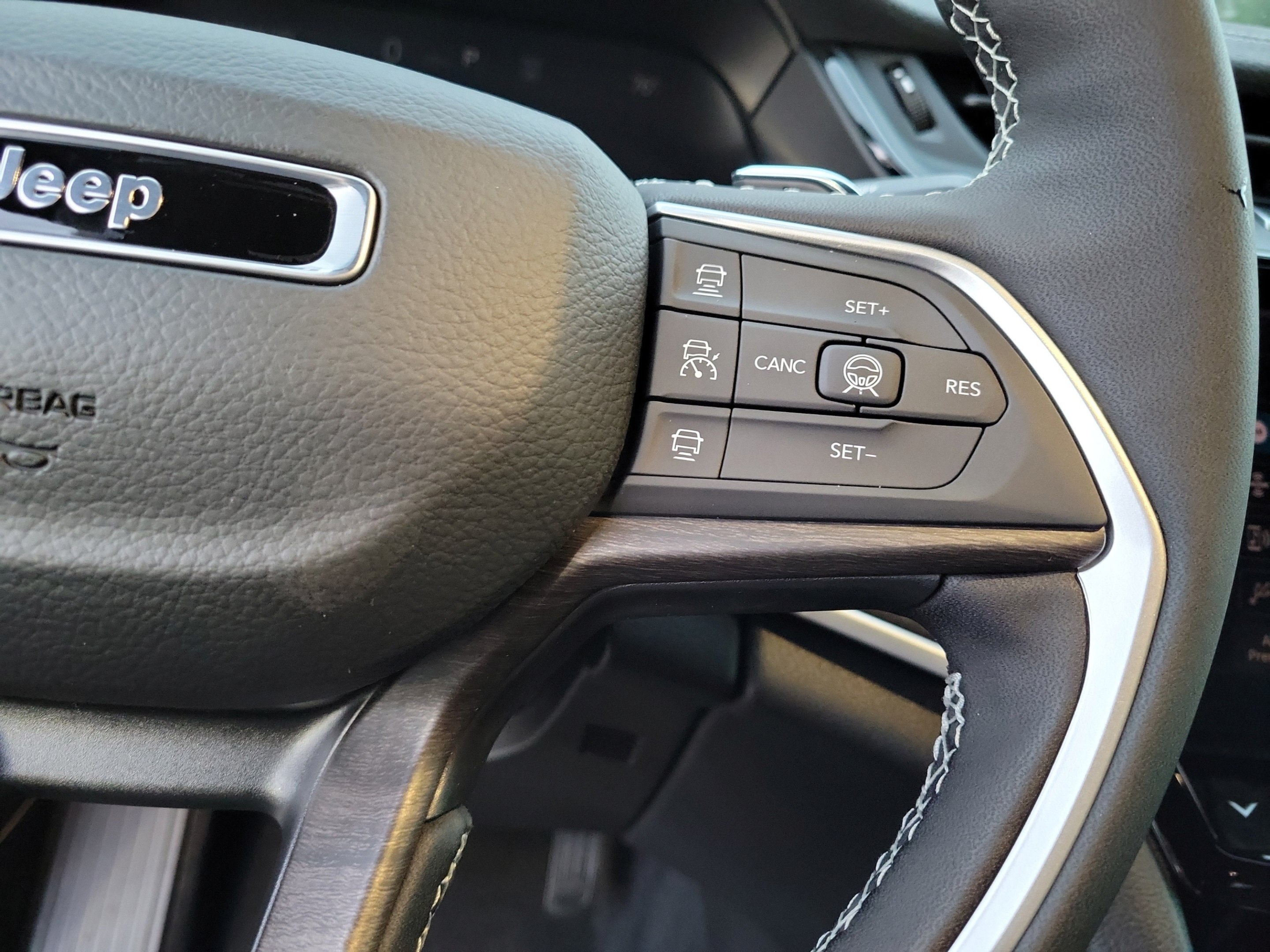New 2027 Jeep Grand Cherokee Limited RWD image 23