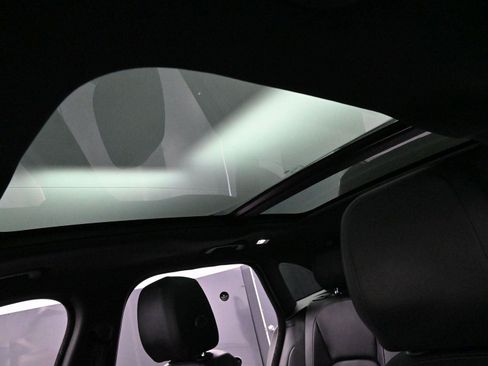 Used 2017 Jaguar F-PACE Premium image 28