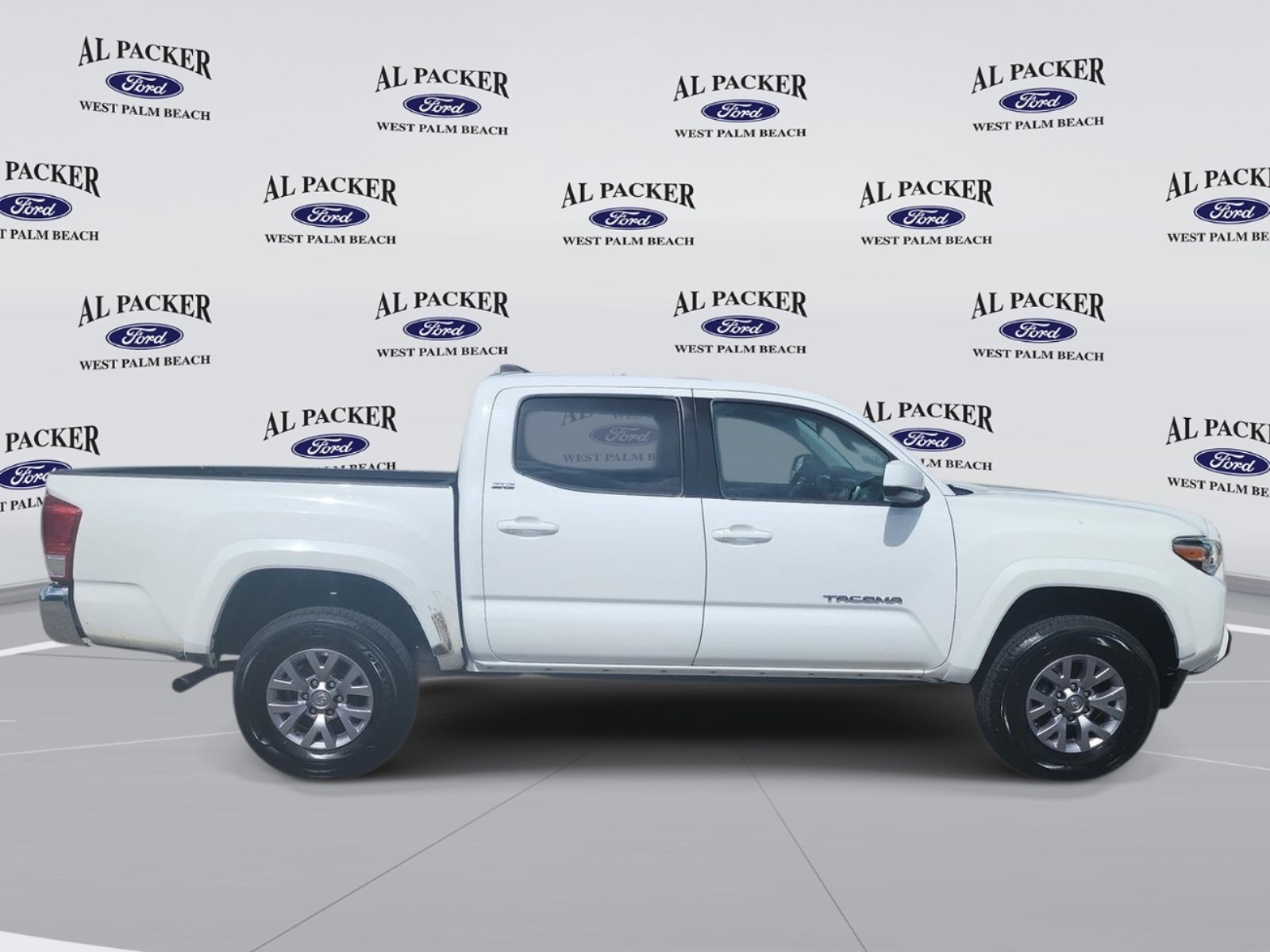 Used 2017 Toyota Tacoma SR5 w/ SR5 Appearance Package (SM) RWD image 6