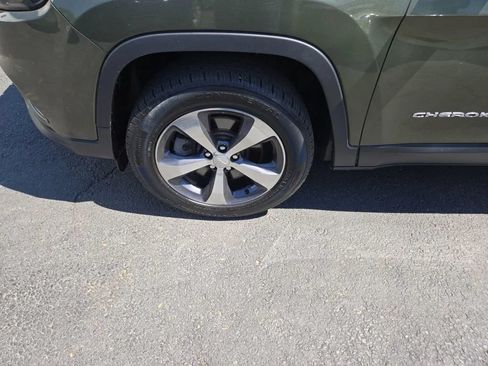 Used 2019 Jeep Cherokee Limited w/ Trailer Tow Group AWD/4WD image 8