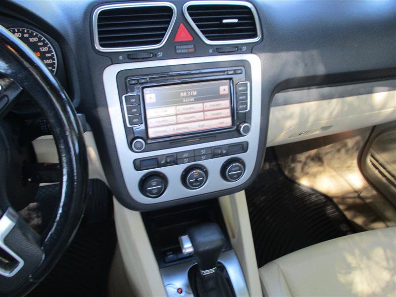 Used 2010 Volkswagen Eos Komfort FWD image 14