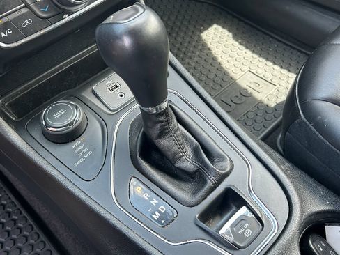 Used 2019 Jeep Cherokee Latitude Plus w/ Comfort/Convenience Group AWD/4WD image 18
