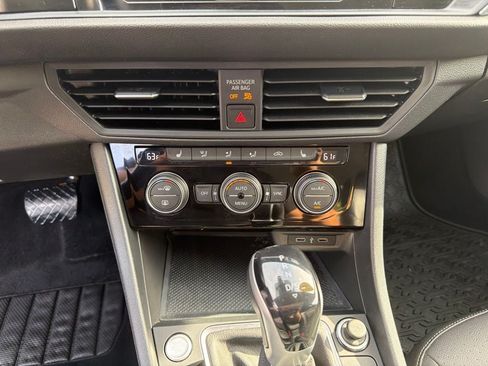 Used 2023 Volkswagen Jetta SE FWD image 22