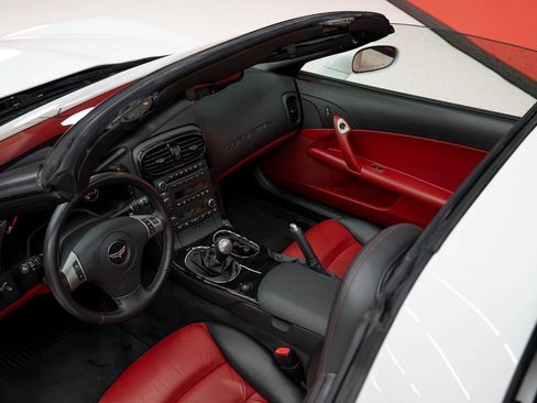 Used 2009 Chevrolet Corvette Coupe w/ Z51 Performance Package RWD image 6