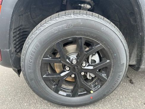 New 2026 Jeep Grand Cherokee Altitude image 17