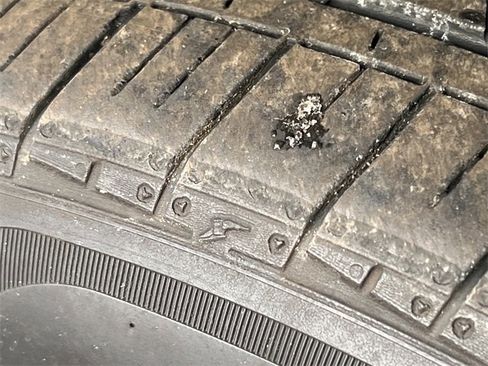 Used 2024 Kia Carnival EX image 9