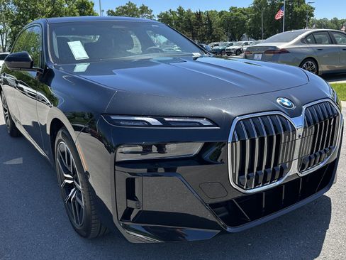 Used 2025 BMW i7 xDrive60 w/ M Sport Package RWD image 2
