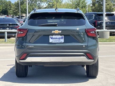 Used 2025 Chevrolet Trax LT FWD image 5