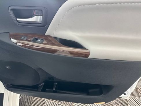 Used 2019 Toyota Sienna Limited Premium FWD image 21