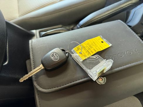 Used 2015 Toyota RAV4 LE AWD/4WD image 38