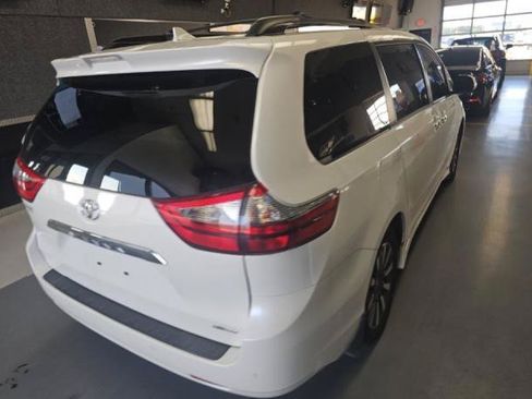 Used 2020 Toyota Sienna Limited FWD image 4