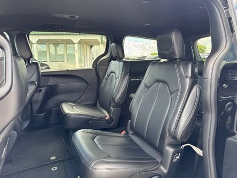 Used 2025 Chrysler Pacifica Select FWD image 18