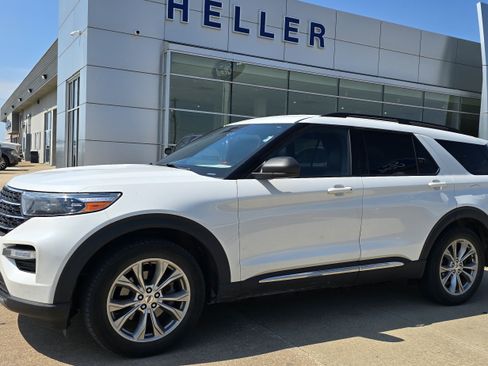 Used 2020 Ford Explorer XLT w/ Equipment Group 202A AWD/4WD image 3