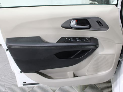 Used 2024 Chrysler Pacifica Touring-L FWD image 6