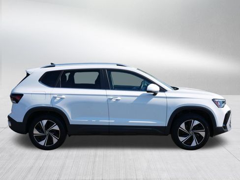 Certified 2025 Volkswagen Taos SE w/ Panoramic Sunroof Package AWD/4WD image 8