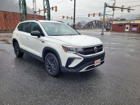 Used 2022 Volkswagen Taos S image 2